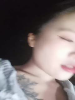 颜值不错的美女主播露脸户外小河边勾搭钓鱼的小哥激情啪啪，让小哥吃奶玩逼口交大鸡巴...的封面图