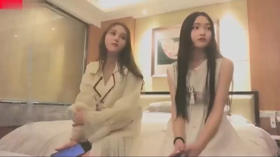 花2000约到两个肤白貌美良家妹子的封面图